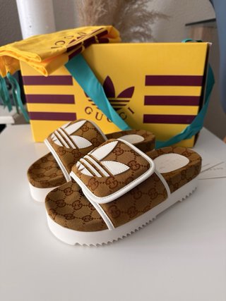 Sandalias Gucci x Adidas Monogram