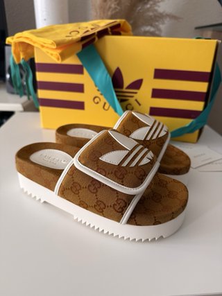 Sandalias Gucci x Adidas Monogram
