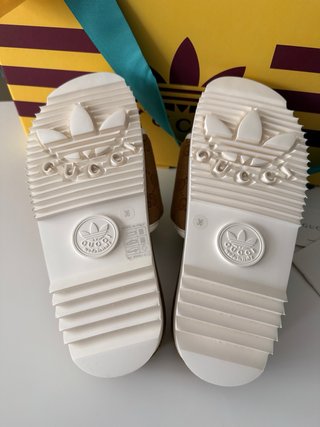 Sandalias Gucci x Adidas Monogram