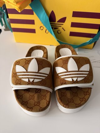 Sandalias Gucci x Adidas Monogram