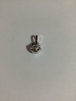 Charm bola de Navidad con lazo