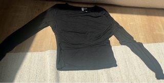 Camiseta H&M manga larga negra retorcida