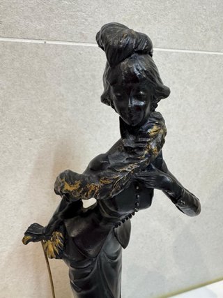 2 Estatuas Mujer con Perro y Paraguas