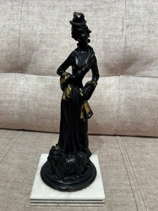 2 Estatuas Mujer con Perro y Paraguas