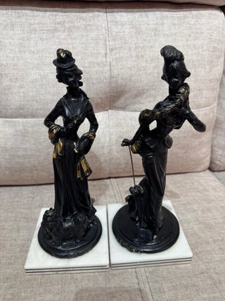 2 Estatuas Mujer con Perro y Paraguas