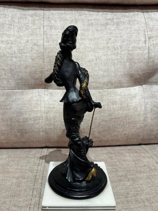 2 Estatuas Mujer con Perro y Paraguas