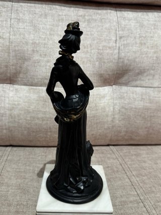 2 Estatuas Mujer con Perro y Paraguas