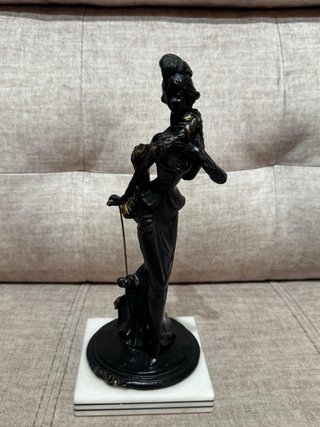 2 Estatuas Mujer con Perro y Paraguas