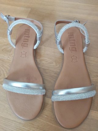 Sandalias planas plateadas con brillos