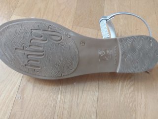 Sandalias planas plateadas con brillos