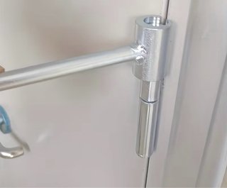 2 llaves: 1 ajustable para bisagras de puertas