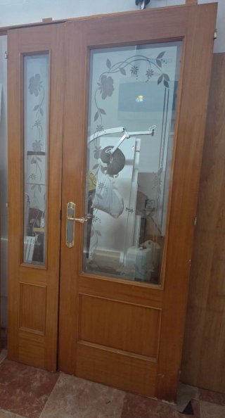 Puerta de madera con cristal decorado 2 hojas