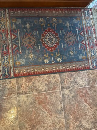 Alfombra azul y roja de tela