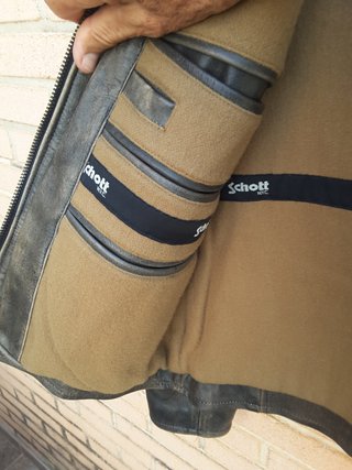 Cazadora de piel Schott.