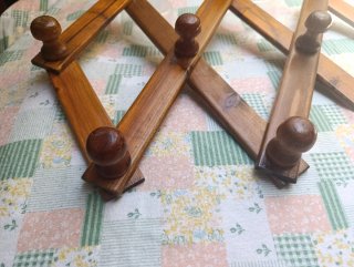 Appendiabiti estensibile in legno