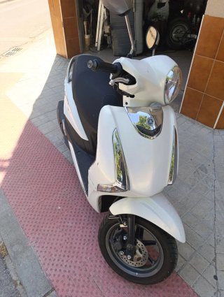 Yamaha 125cc Scooter Automático Blanco