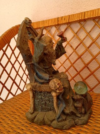 Statuina di Mago con Teschi e Sfera
