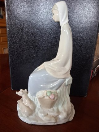 Figura Lladró Niña con Cerditos y cesta