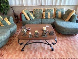 Sofá y mesa de centro