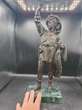 Escultura francesa de Pescador en Calamina.