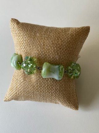 Pulsera con cuentas verdes y blancas