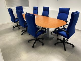 Mesa de oficina ovalada y sillas
