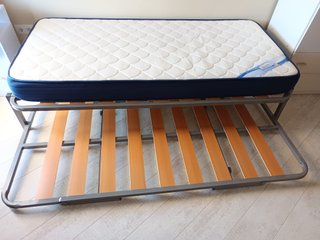 Conjunto dormitorio: cama, armario y mesita