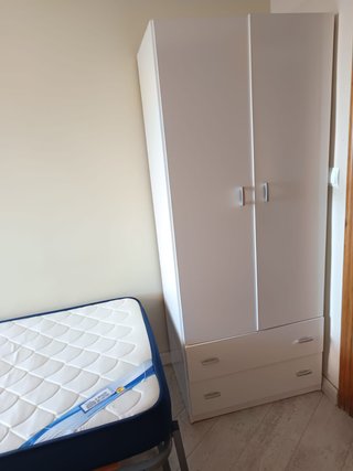 Conjunto dormitorio: cama, armario y mesita