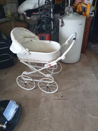 Carrito de muñecas blanco con flores