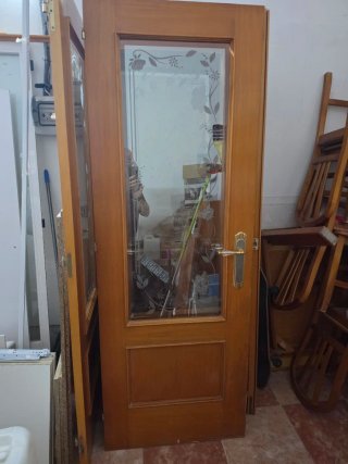 Puerta madera con cristal decorado