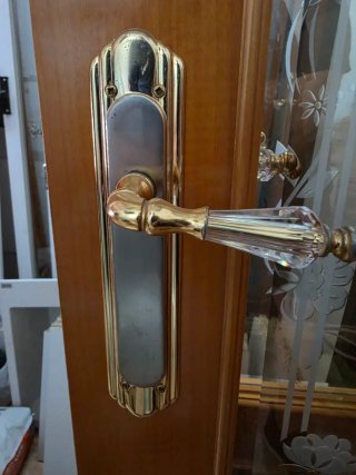 Puerta madera con cristal decorado