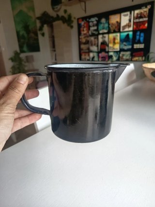 Jarra metálica negra antigua