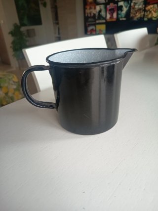 Jarra metálica negra antigua
