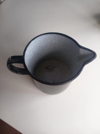 Jarra metálica negra antigua