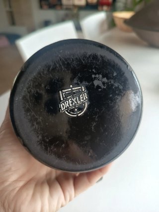 Jarra metálica negra antigua