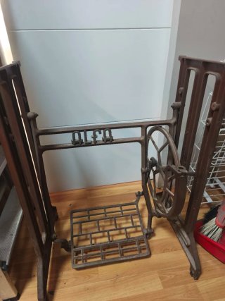 Pie antiguo máquina de coser Alfa