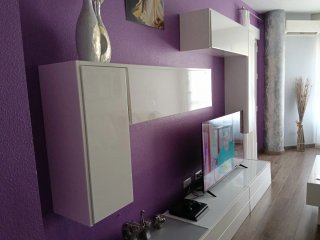 Mueble de salón blanco y morado