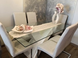 Mueble de salón blanco y morado