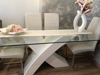 Mueble de salón blanco y morado