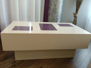 Mueble de salón blanco y morado