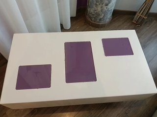 Mueble de salón blanco y morado