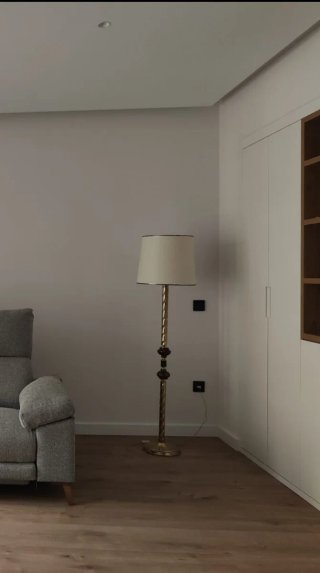 Lámpara de pie dorada con tulipa beige