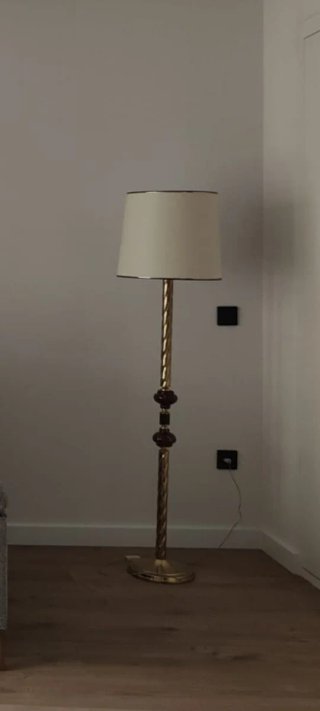 Lámpara de pie dorada con tulipa beige