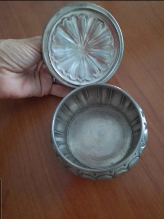 Zuccheriera in peltro lavorata a mano