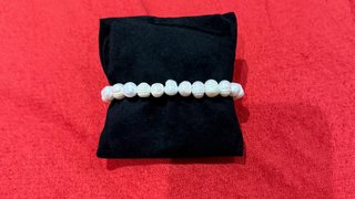 Pulsera de perlas blancas