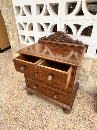 Elegante mesita de noche de madera