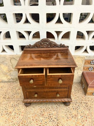 Elegante mesita de noche de madera
