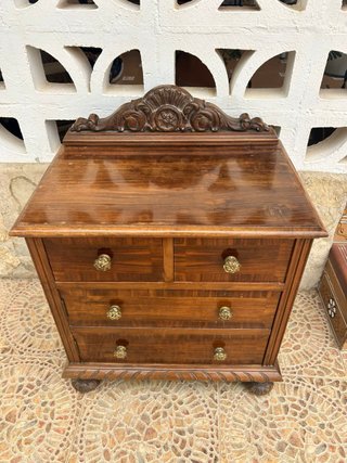 Elegante mesita de noche de madera