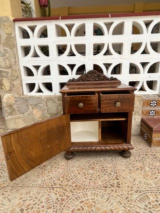Elegante mesita de noche de madera