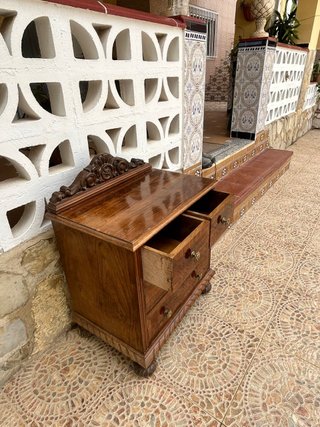 Elegante mesita de noche de madera